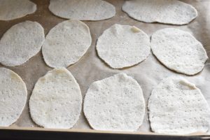 Dejen lægges på en bageplade med bagepapir og prikkes med gaffel