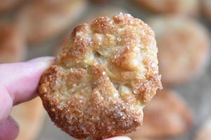 Tril evt. resten af butterdejen til små kugler og vend dem i sukker og bag dem med på pladen.