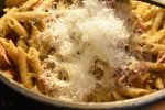 Pasta med skinke og fløde med parmesanost på toppen