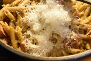 Pasta med skinke og fløde med parmesanost på toppen