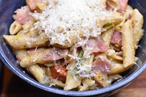 Pasta med skinke og fløde - nem opskrift