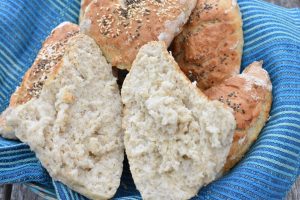 DSC_1176 • nogetiovnen.dk Ciabattaboller med havregryn - opskrift på havregrynsboller - en overskåren bolle