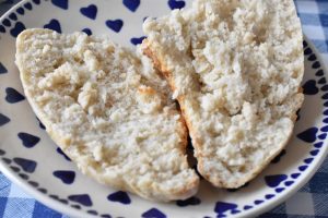 DSC_1177 • nogetiovnen.dk Ciabattaboller med havregryn - opskrift på havregrynsboller - krummen indeni