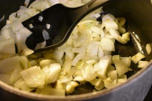 Pasta med peberfrugtsauce - nem opskrift med fløde. Løgene svitses