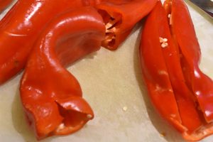 Pasta med peberfrugtsauce - nem opskrift med fløde. Peberfrugt skæres i tern