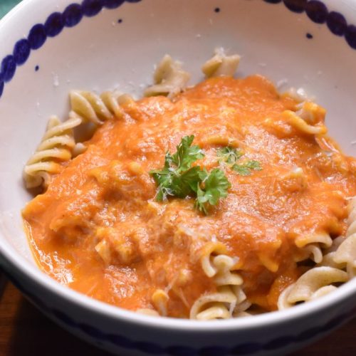 Pasta med peberfrugtsauce - nem opskrift med fløde.