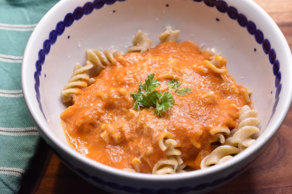 Pasta med peberfrugtsauce - nem opskrift med fløde.