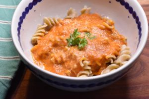 Pasta med peberfrugtsauce - nem opskrift med fløde.