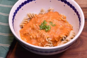 Pasta med peberfrugtsauce - nem opskrift med fløde. 