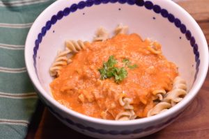 Pasta med peberfrugtsauce - nem opskrift med fløde. 