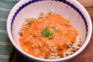 Pasta med peberfrugtsauce - nem opskrift med fløde. 