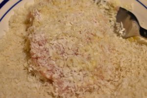 DSC_1206 • nogetiovnen.dk Vend karbonaderne i mel og herefter i æg og rasp