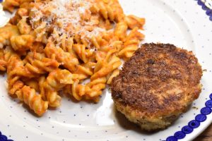 Kyllingekarbonader og pasta med peberfrugtsauce