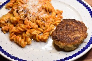 Kyllingekarbonader og pasta med peberfrugtsauce