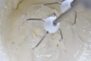 Panna cottaen piskes cremet og lækker