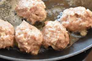 Minifrikadeller - opskrift på hjemmelavede små frikadeller - steg gerne frikadellerne i smør