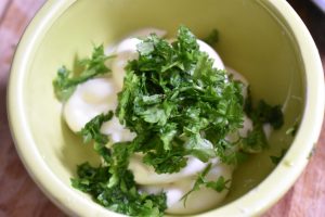 Persille hakkes og blandet med mayonnaise