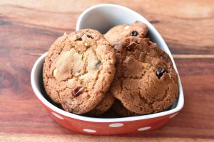 Tranebær cookies med brunet smør - mandler blandes i dejen