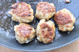 Minifrikadeller - opskrift på hjemmelavede små frikadeller