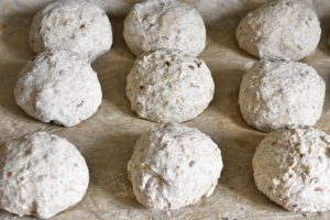 Rugboller – opskrift på grovboller med kerner og fuldkornsmel - boller trilles