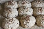 Rugboller – opskrift på grovboller med kerner og fuldkornsmel - bollerne pensles og drysses med hørfrø og sesam