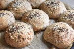 Rugboller – opskrift på grovboller med kerner og fuldkornsmel - de færdigbagte boller