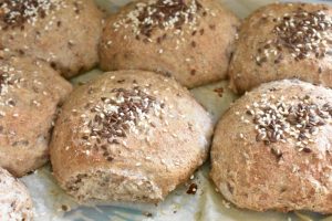 Rugboller – opskrift på grovboller med kerner og fuldkornsmel - de færdigbagte boller