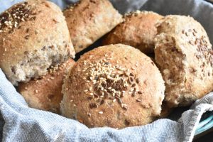 Rugboller – opskrift på grovboller med kerner og fuldkornsmel