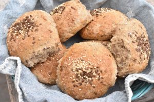 Rugboller – opskrift på grovboller med kerner og fuldkornsmel