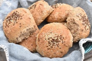 Rugboller – opskrift på grovboller med kerner og fuldkornsmel