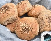 Rugboller – opskrift på grovboller med kerner og fuldkornsmel