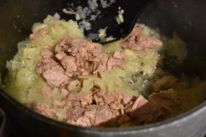 Pasta med tun - nem opskrift på pasta med tunsauce - løg og tun svitses