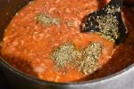 Pasta med tun - nem opskrift på pasta med tunsauce - flåede tomater tilsættes