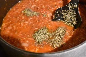 Pasta med tun - nem opskrift på pasta med tunsauce - flåede tomater tilsættes