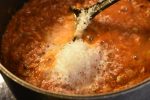 Pasta med tun - nem opskrift på pasta med tunsauce - parmesanost tilsættes