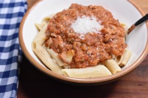 Pasta med tun - nem opskrift på pasta med tunsauce - i skål