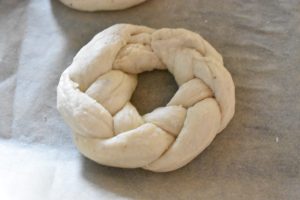 Den flettede dej samles til en ring