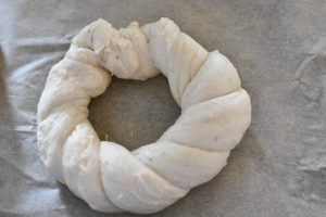 De flettede dejruller trilles sammen til en krans