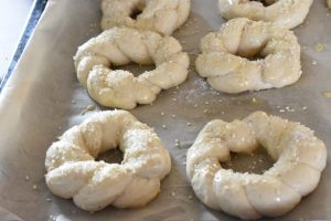 Dejkransene pensles med æg og dryssed med æg og perlesukker