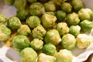 Dressingen vendes med de forkogte rosenkål