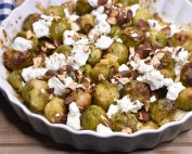 Rosenkålssalat med bagt rosenkål, feta og mandler