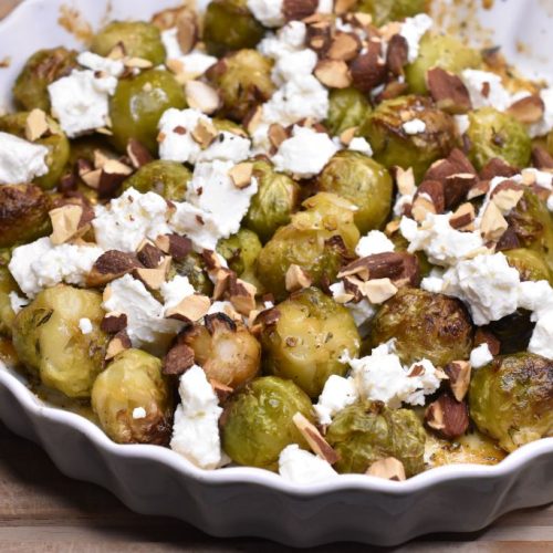 Rosenkålssalat med bagt rosenkål, feta og mandler