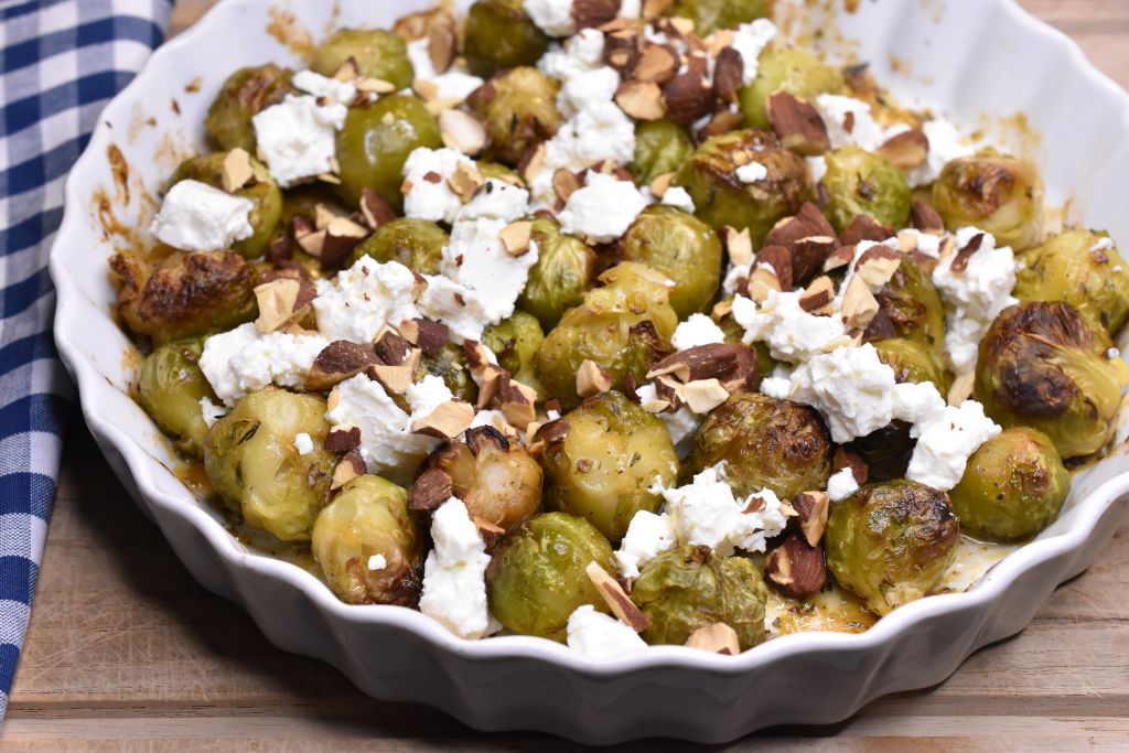 Rosenkålssalat med bagt rosenkål, feta og mandler