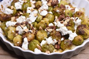 DSC_1177 • nogetiovnen.dk Rosenkålssalat med bagt rosenkål, feta og mandler