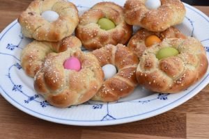 Påskeboller med påskeæg - flettede påskereder
