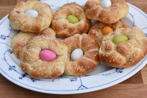 Påskeboller med påskeæg - flettede påskereder