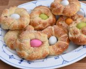 Påskereder med påskeæg - flettede påskeboller