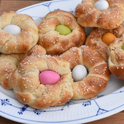 Påskereder med påskeæg - flettede påskeboller