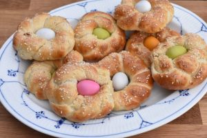 Påskeboller med påskeæg - flettede påskereder