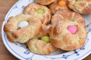 Påskeboller med påskeæg - flettede påskereder